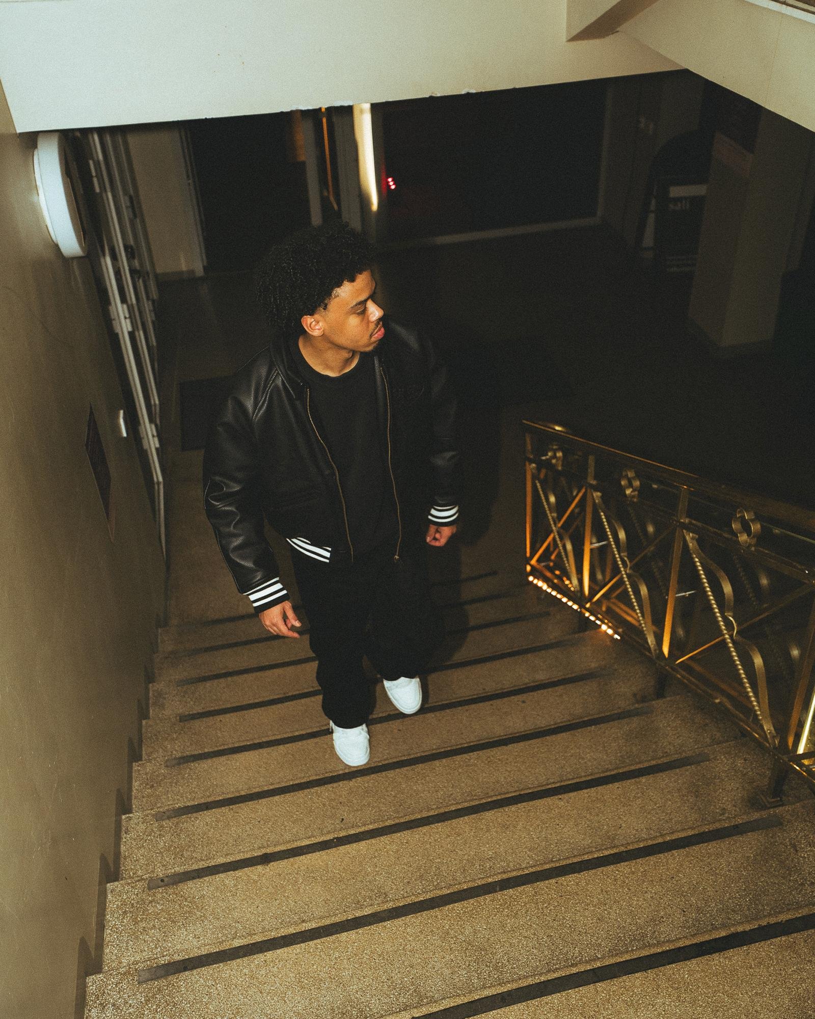 Swoak dans un escalier, photographié en plongée.